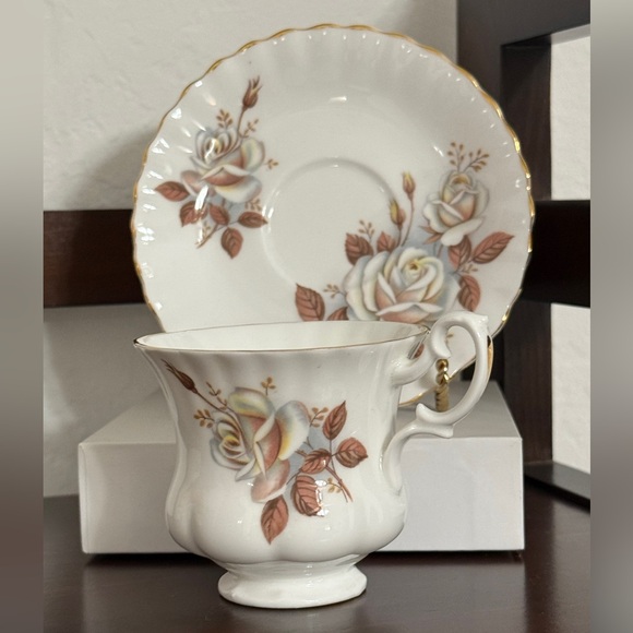 💰Vintage Richmond Bone China Teacup & Saucer Retro 1970’s White Rose Brown Leaf. - Picture 2 of 11
